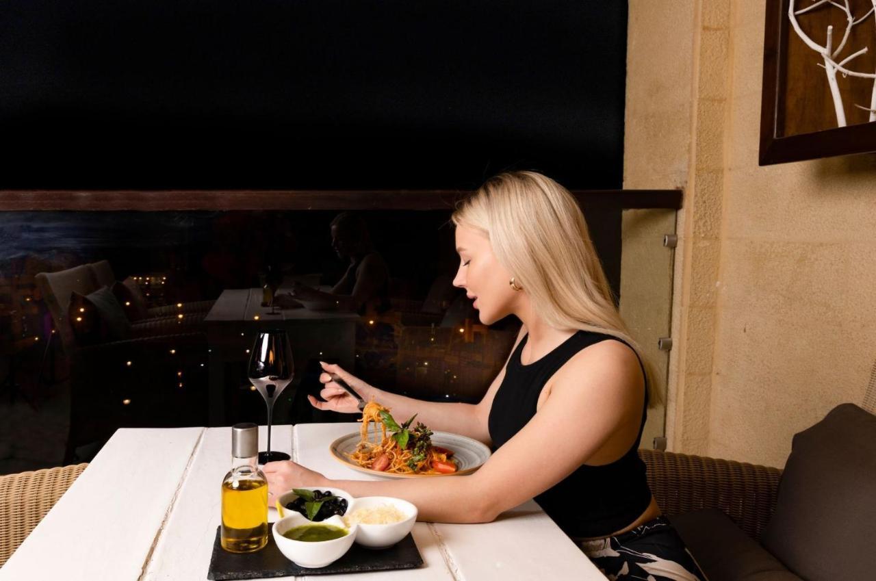 Crowne Plaza Jordan Dead Sea Resort & Spa By Ihg Sweimeh Esterno foto A woman eating at a restaurant