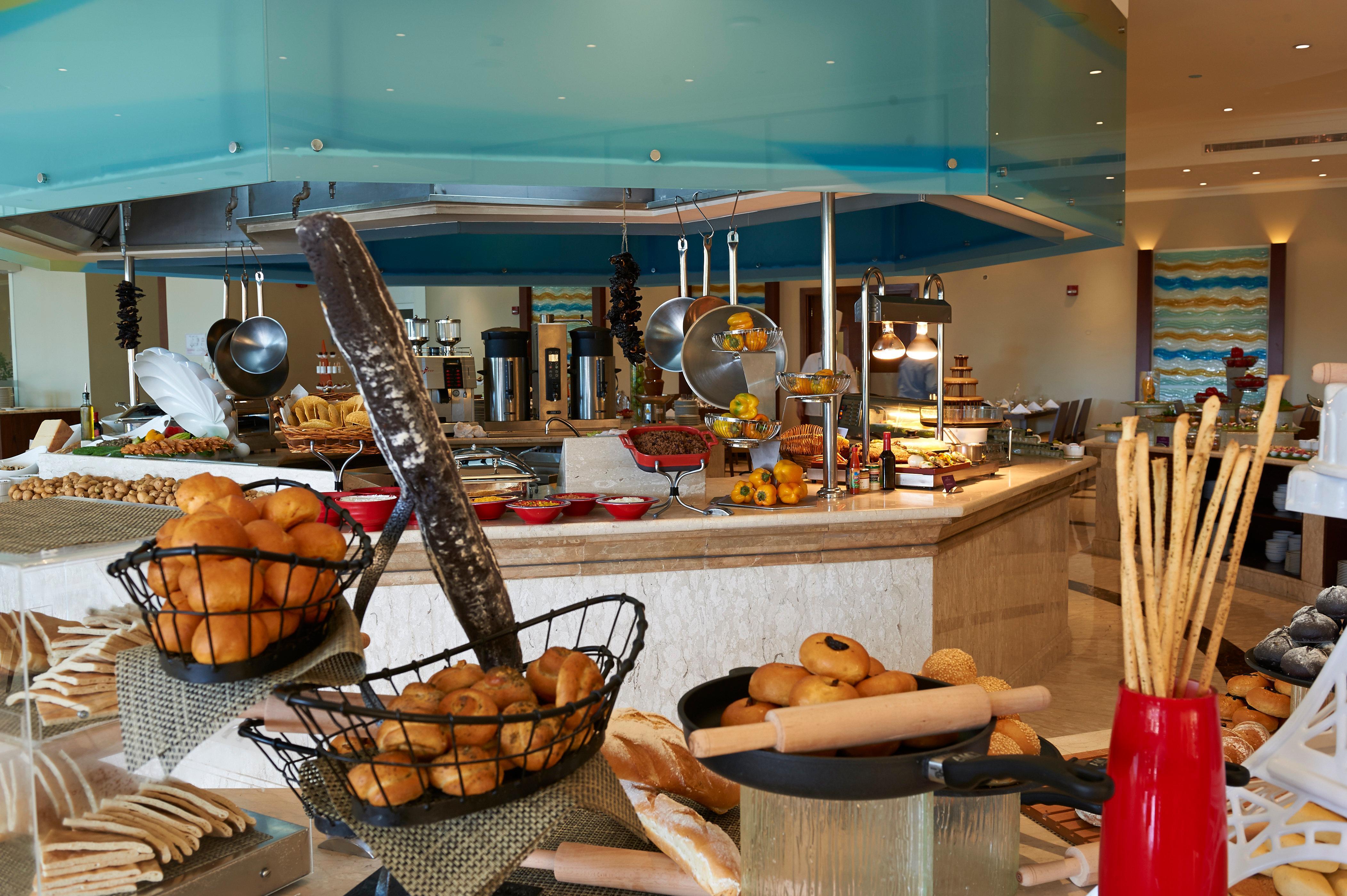 Crowne Plaza Jordan Dead Sea Resort & Spa By Ihg Sweimeh Esterno foto A buffet at a hotel