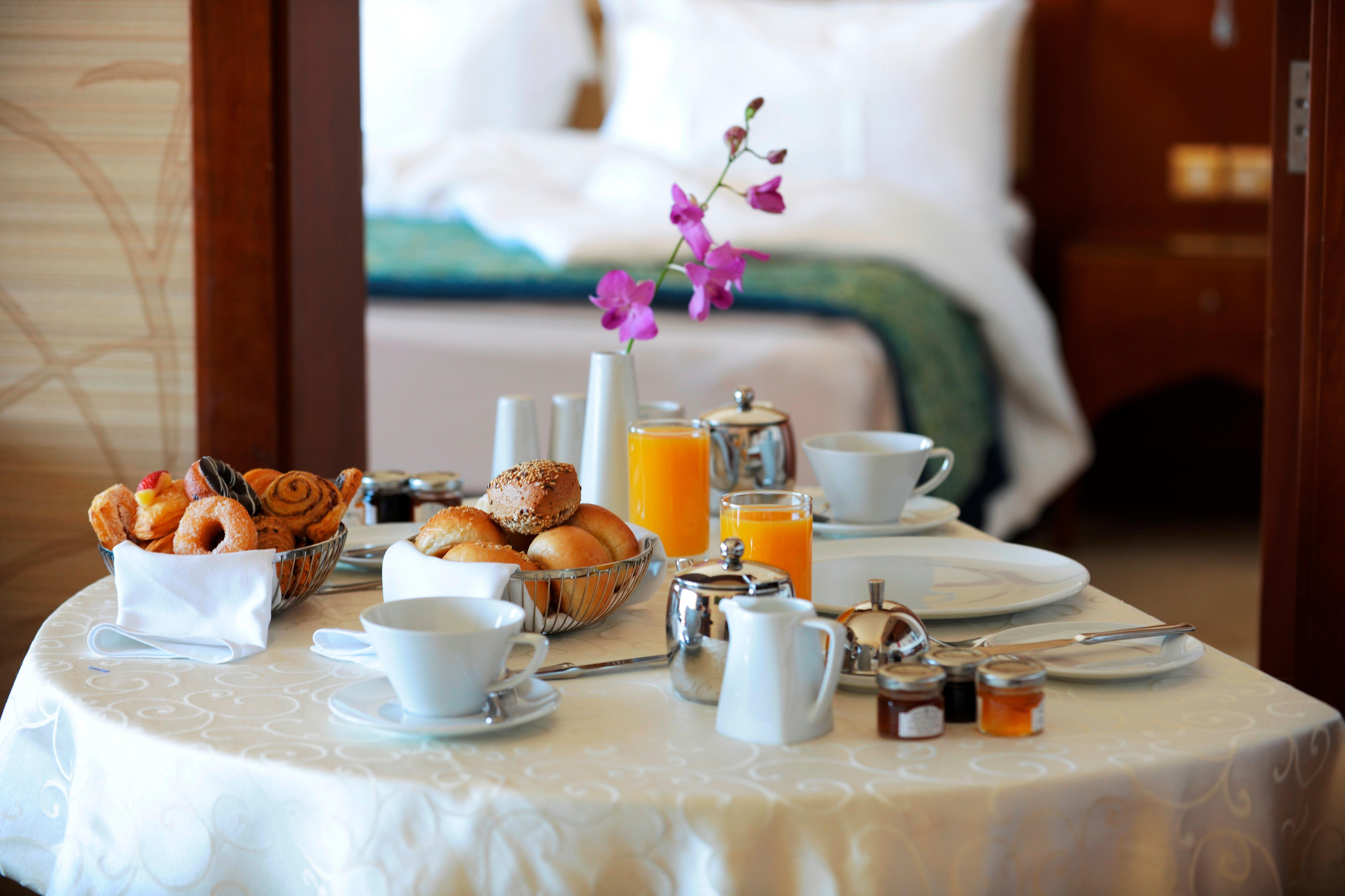 Crowne Plaza Jordan Dead Sea Resort & Spa By Ihg Sweimeh Esterno foto Room service